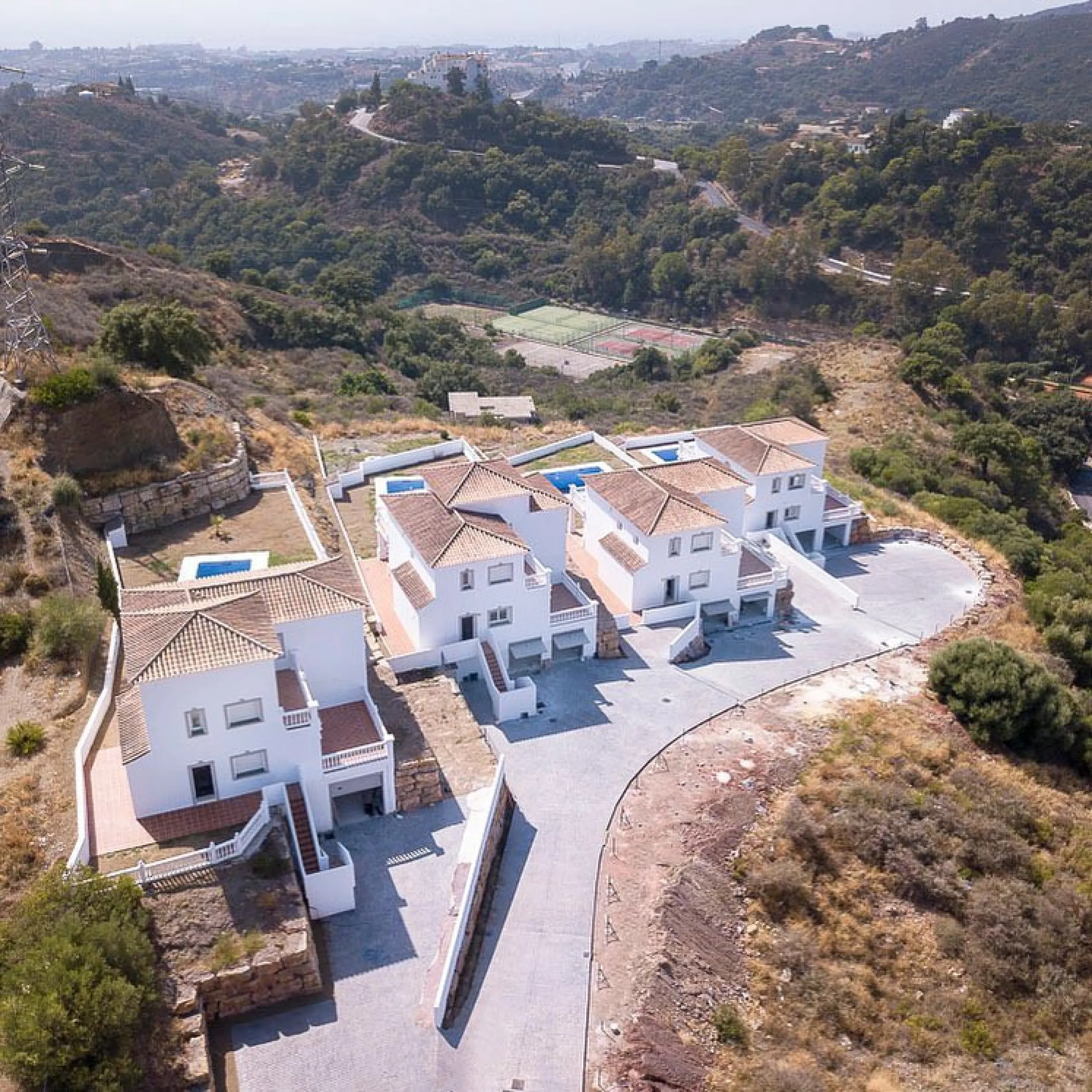A small development of 4 houses in the hills behind Estepona but just a 10 minute drive to the centre and beaches.