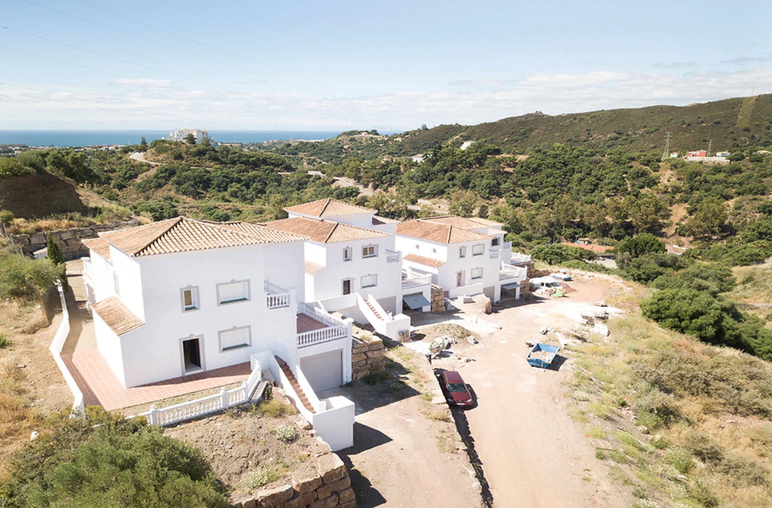 A small development of 4 houses in the hills behind Estepona but just a 10 minute drive to the centre and beaches.