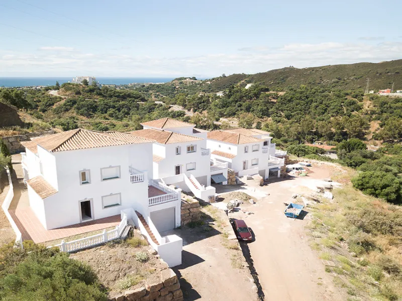 A small development of 4 houses in the hills behind Estepona but just a 10 minute drive to the centre and beaches.