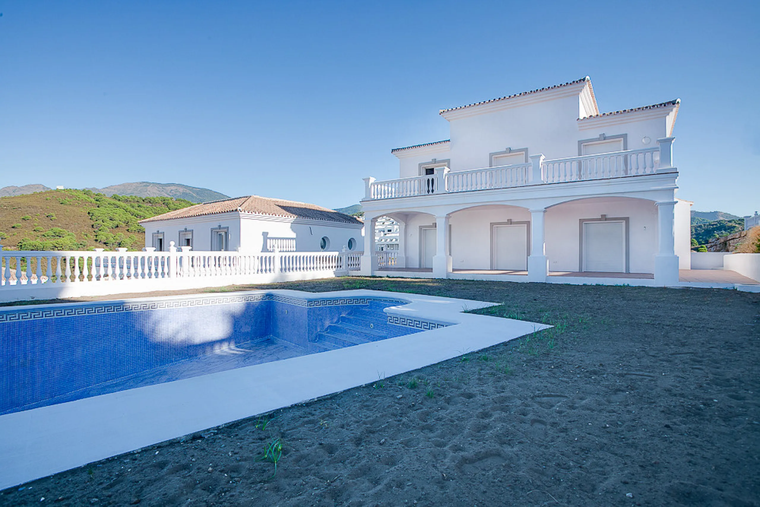 A small development of 4 houses in the hills behind Estepona but just a 10 minute drive to the centre and beaches.