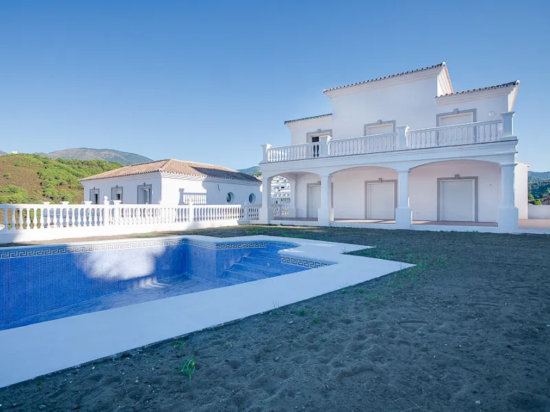 A small development of 4 houses in the hills behind Estepona but just a 10 minute drive to the centre and beaches.