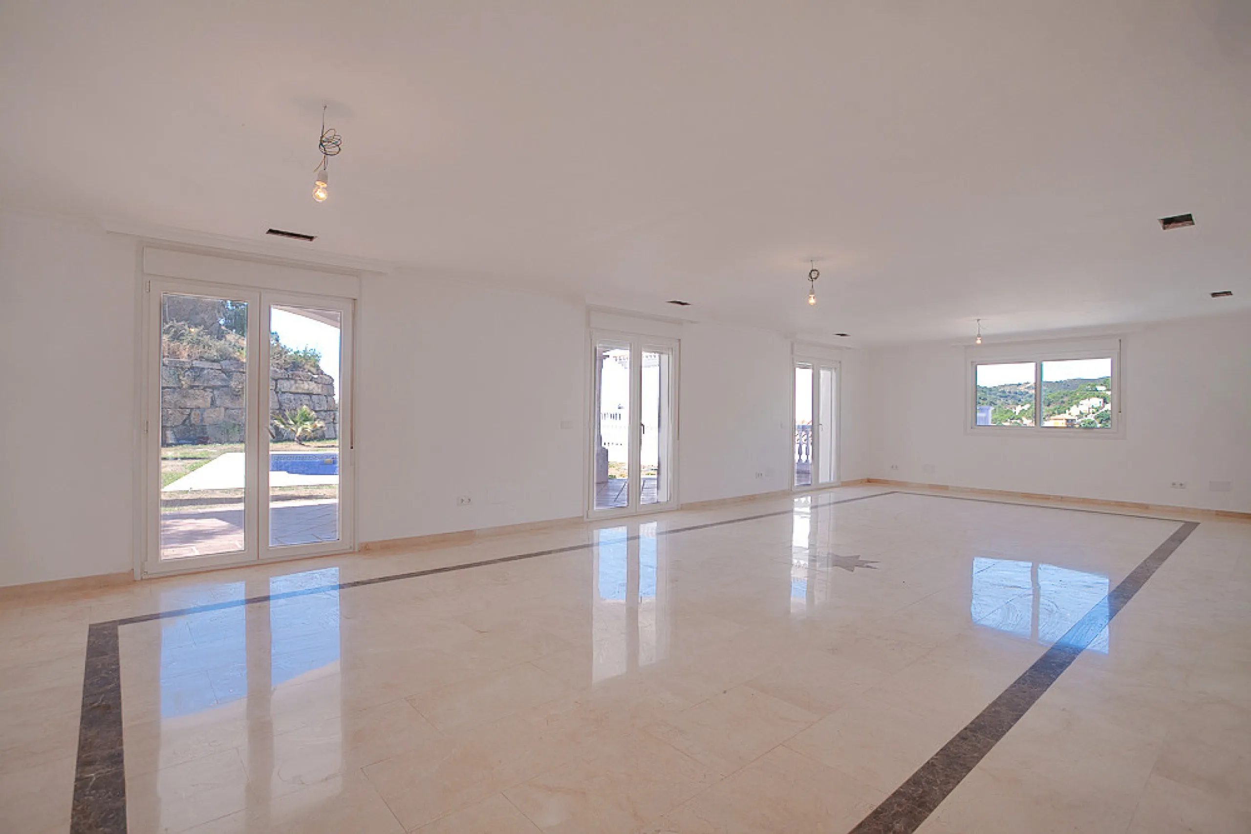 A small development of 4 houses in the hills behind Estepona but just a 10 minute drive to the centre and beaches.