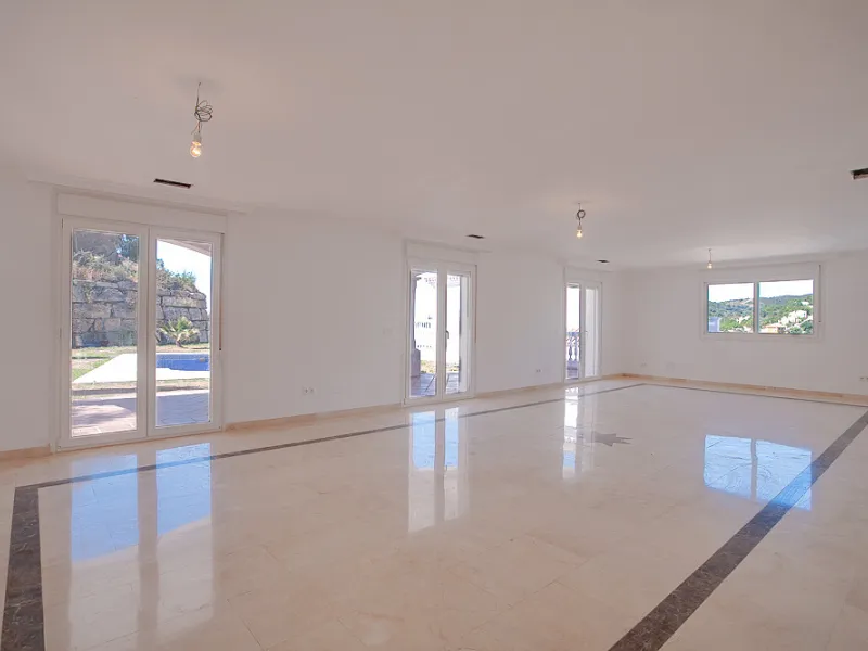 A small development of 4 houses in the hills behind Estepona but just a 10 minute drive to the centre and beaches.