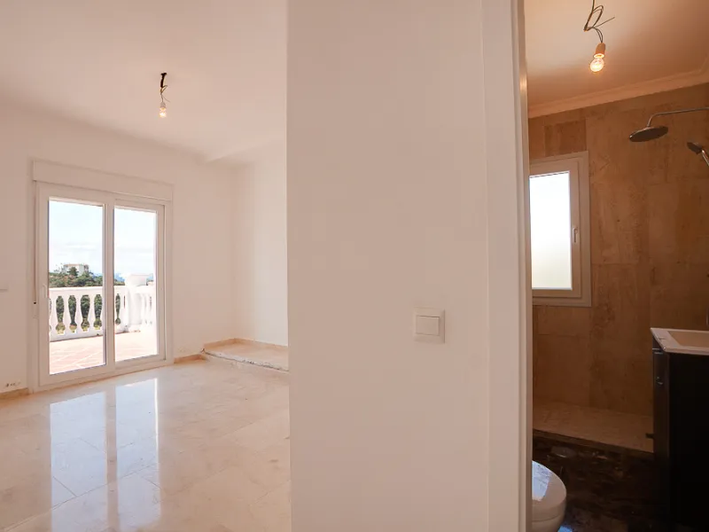 A small development of 4 houses in the hills behind Estepona but just a 10 minute drive to the centre and beaches.
