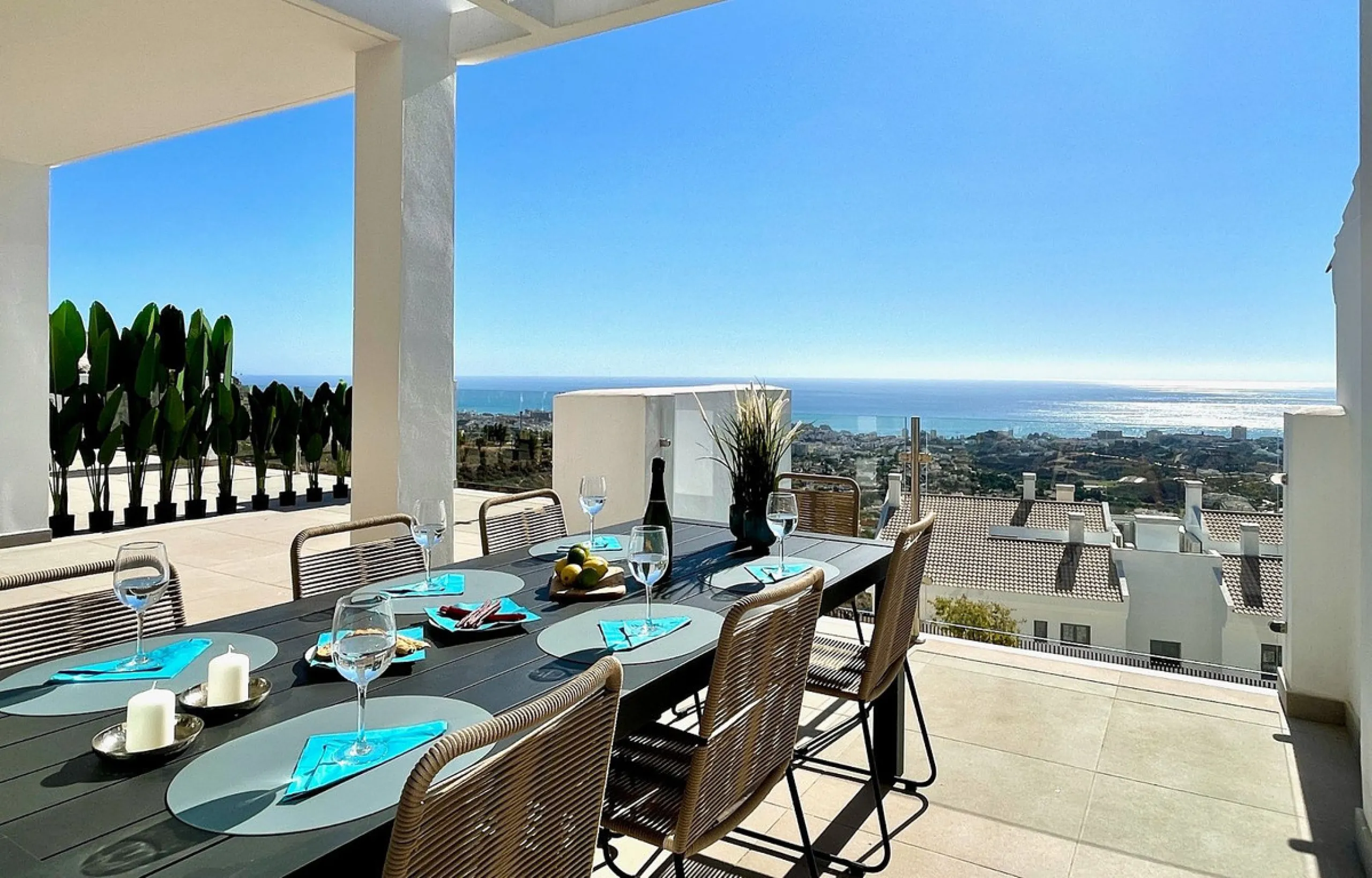 This modern duplex penthouse offers breathtaking sea views and an exceptional location in Benalmadena, just a short drive from the beach and the charming town center of Benalmadena Pueblo. The property features an open-plan living room with a fully equipp