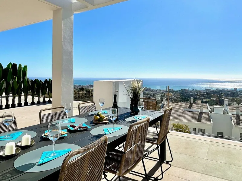 This modern duplex penthouse offers breathtaking sea views and an exceptional location in Benalmadena, just a short drive from the beach and the charming town center of Benalmadena Pueblo. The property features an open-plan living room with a fully equipp