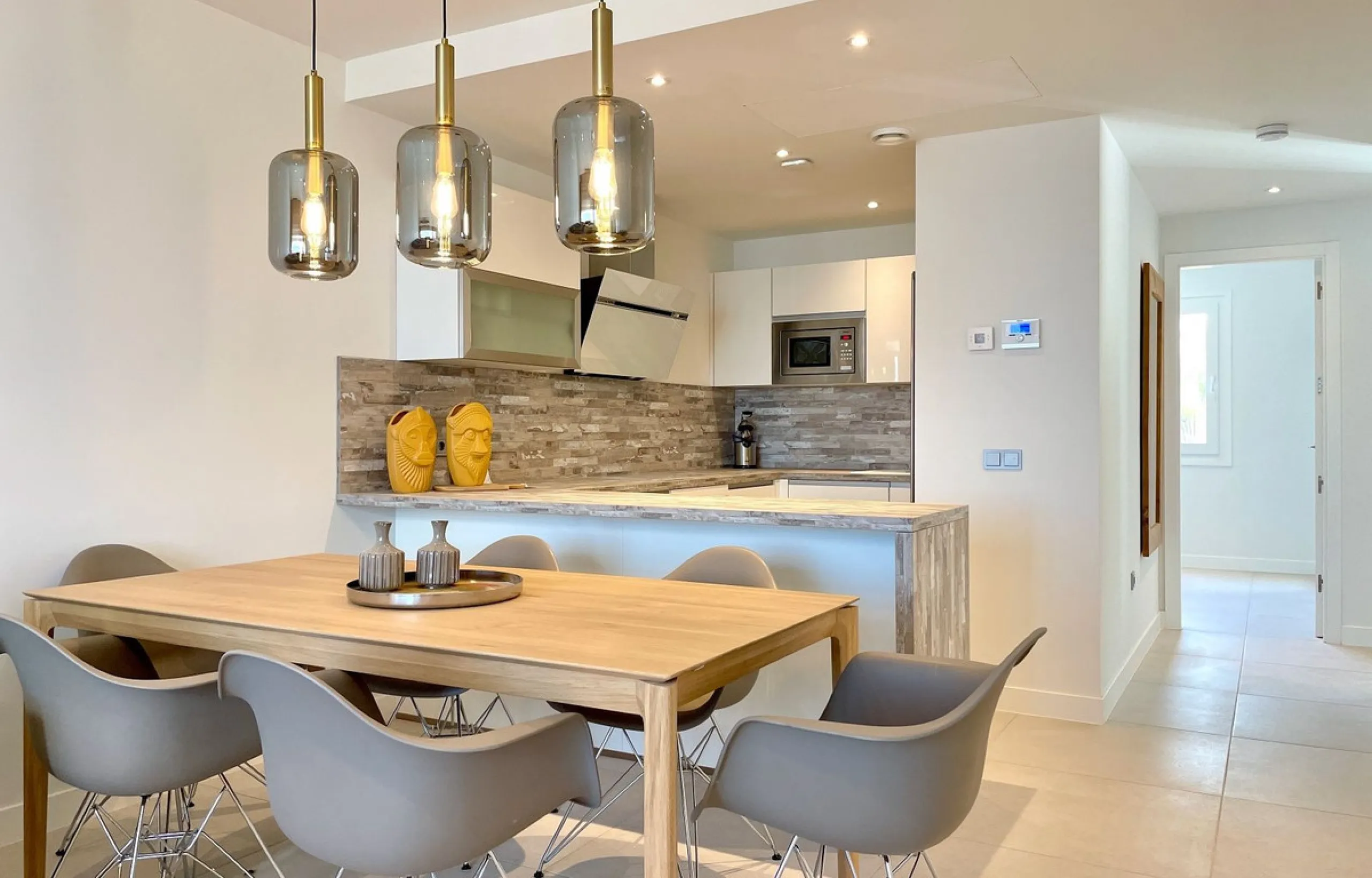 This modern duplex penthouse offers breathtaking sea views and an exceptional location in Benalmadena, just a short drive from the beach and the charming town center of Benalmadena Pueblo. The property features an open-plan living room with a fully equipp