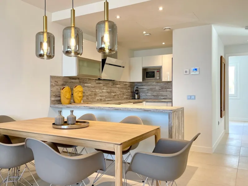 This modern duplex penthouse offers breathtaking sea views and an exceptional location in Benalmadena, just a short drive from the beach and the charming town center of Benalmadena Pueblo. The property features an open-plan living room with a fully equipp