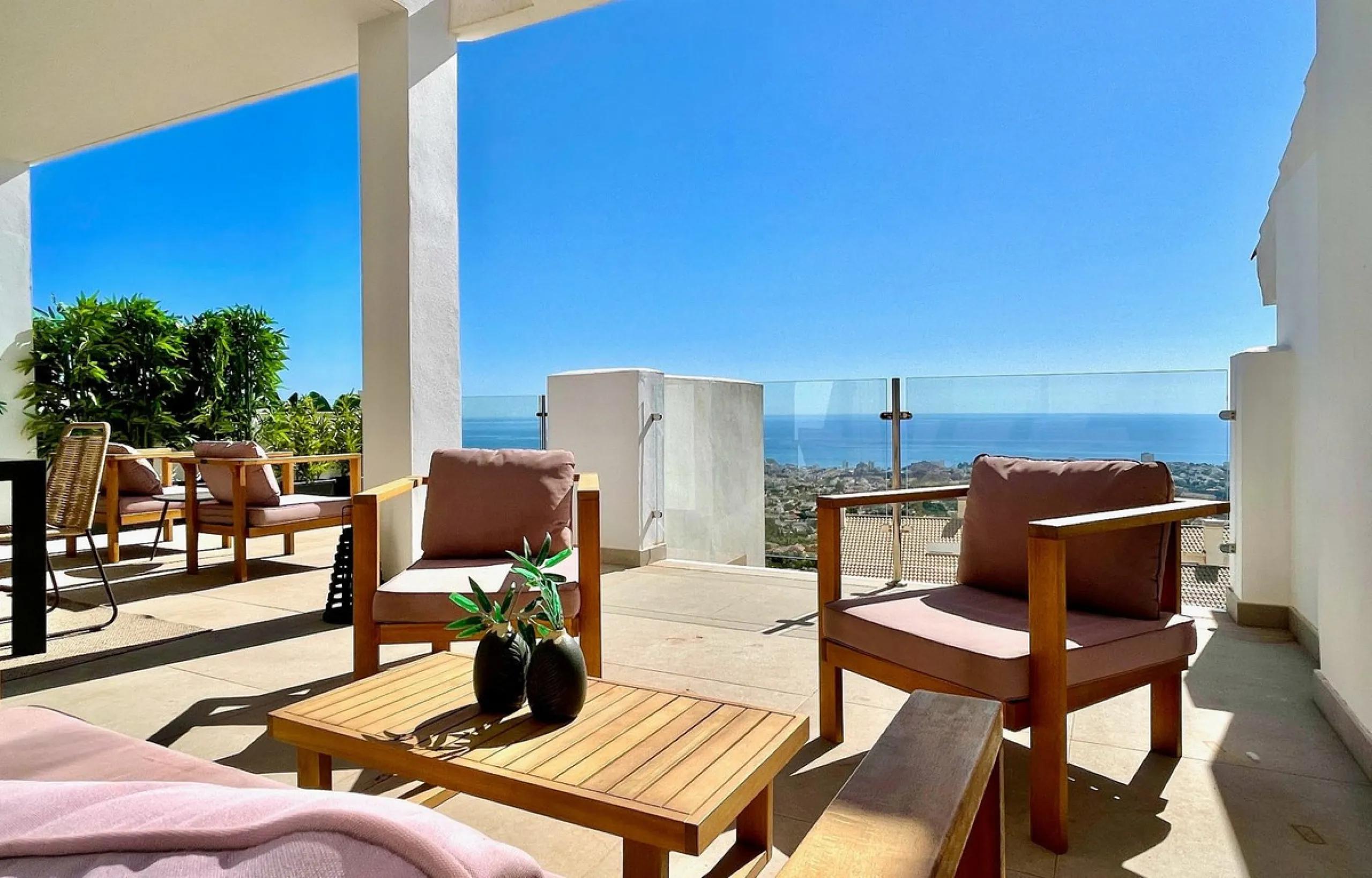This modern duplex penthouse offers breathtaking sea views and an exceptional location in Benalmadena, just a short drive from the beach and the charming town center of Benalmadena Pueblo. The property features an open-plan living room with a fully equipp