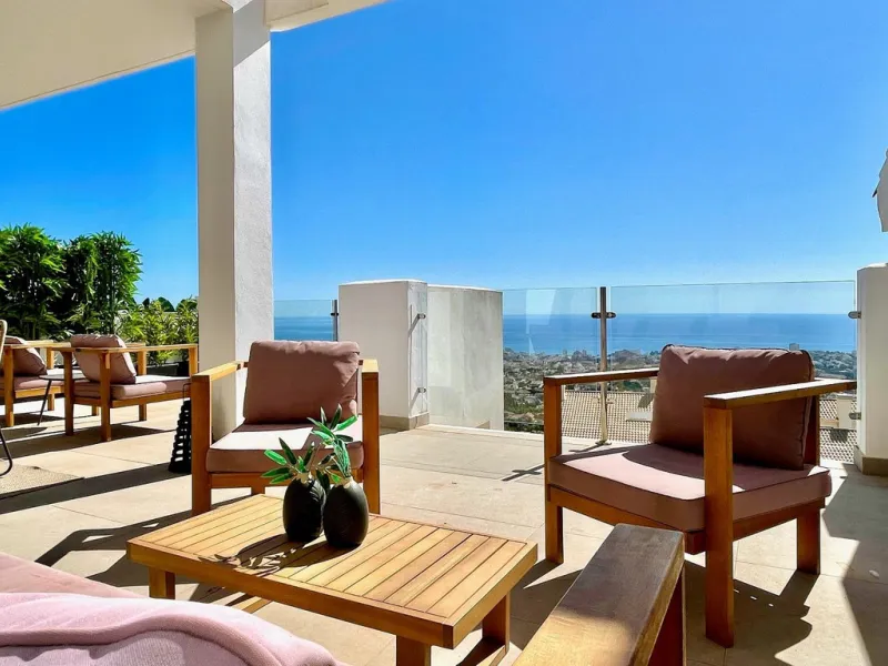 This modern duplex penthouse offers breathtaking sea views and an exceptional location in Benalmadena, just a short drive from the beach and the charming town center of Benalmadena Pueblo. The property features an open-plan living room with a fully equipp