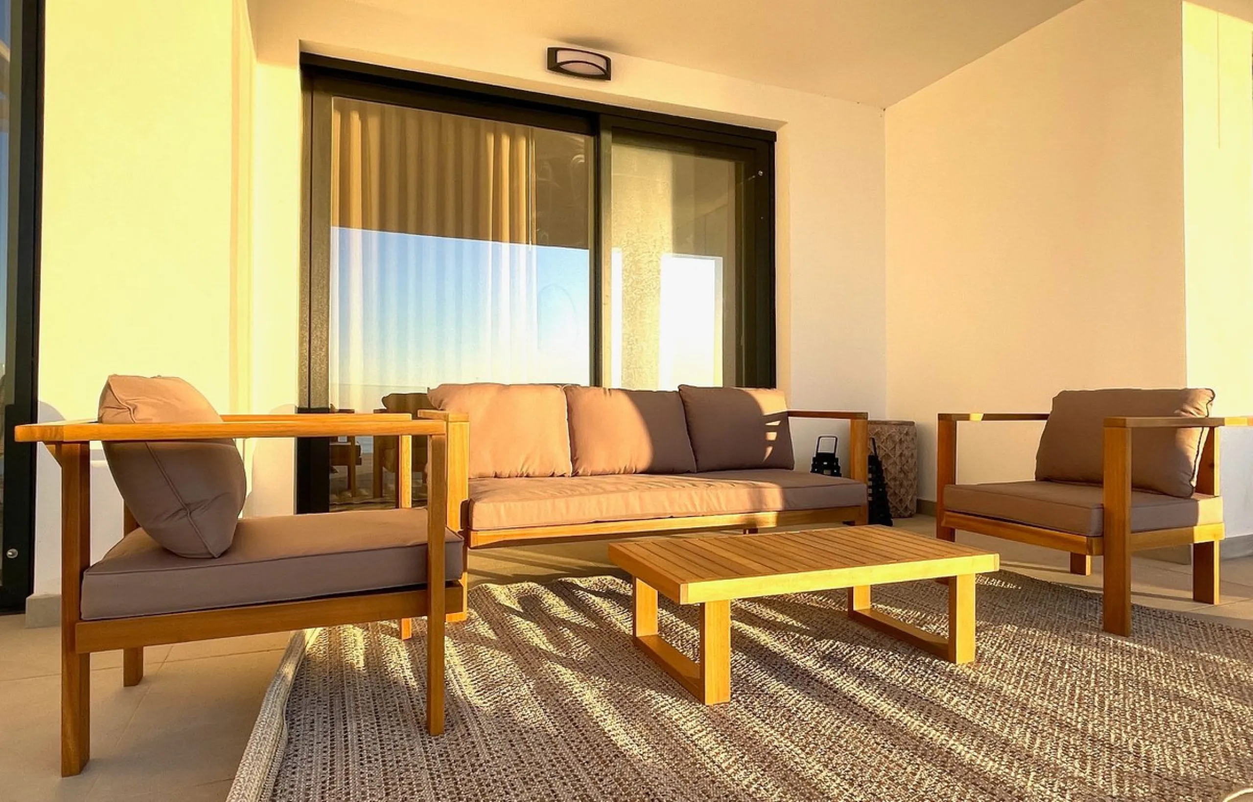 This modern duplex penthouse offers breathtaking sea views and an exceptional location in Benalmadena, just a short drive from the beach and the charming town center of Benalmadena Pueblo. The property features an open-plan living room with a fully equipp