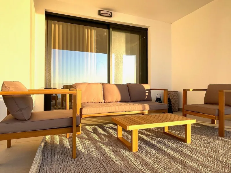This modern duplex penthouse offers breathtaking sea views and an exceptional location in Benalmadena, just a short drive from the beach and the charming town center of Benalmadena Pueblo. The property features an open-plan living room with a fully equipp