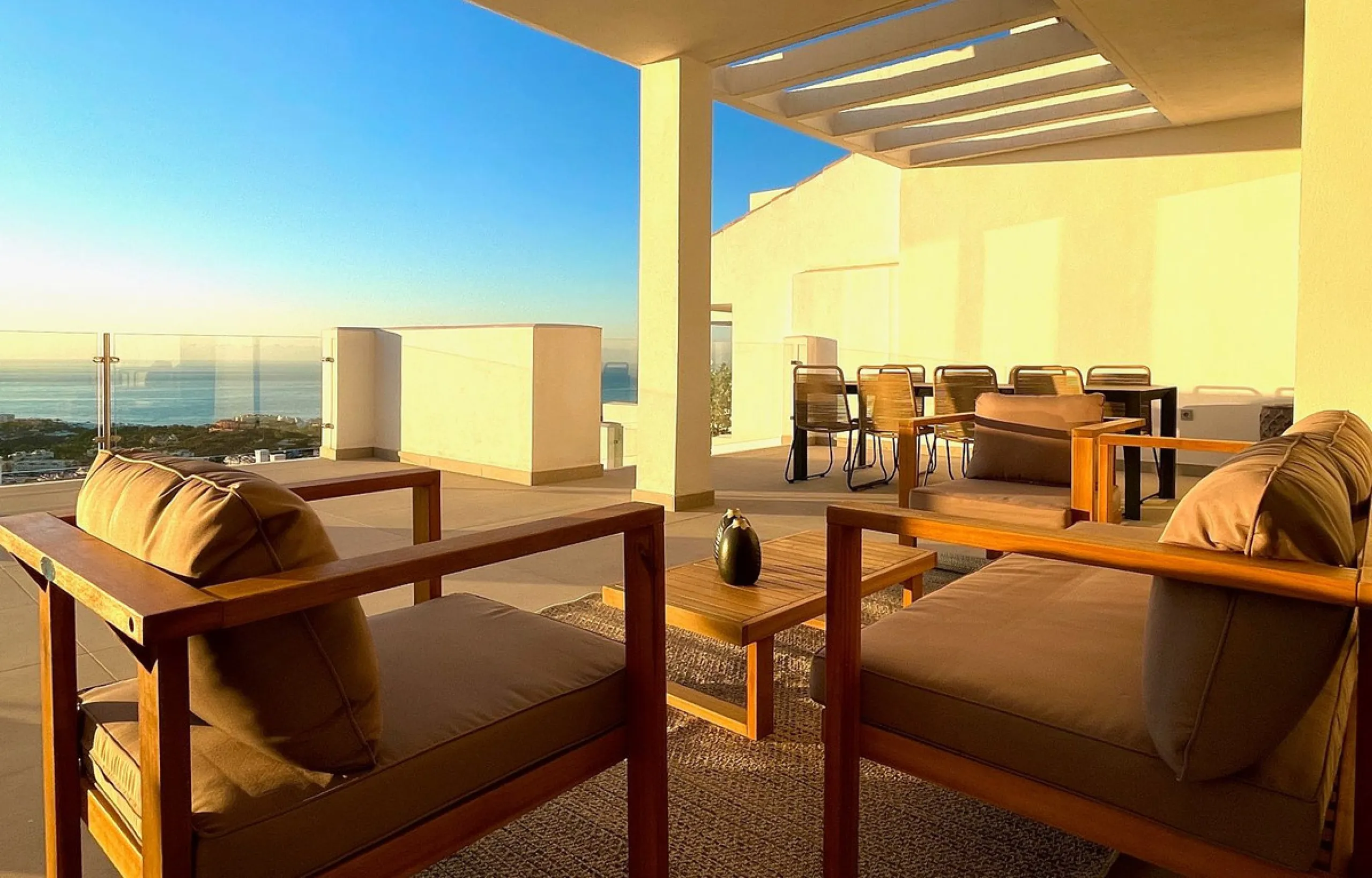 This modern duplex penthouse offers breathtaking sea views and an exceptional location in Benalmadena, just a short drive from the beach and the charming town center of Benalmadena Pueblo. The property features an open-plan living room with a fully equipp