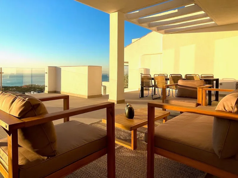 This modern duplex penthouse offers breathtaking sea views and an exceptional location in Benalmadena, just a short drive from the beach and the charming town center of Benalmadena Pueblo. The property features an open-plan living room with a fully equipp