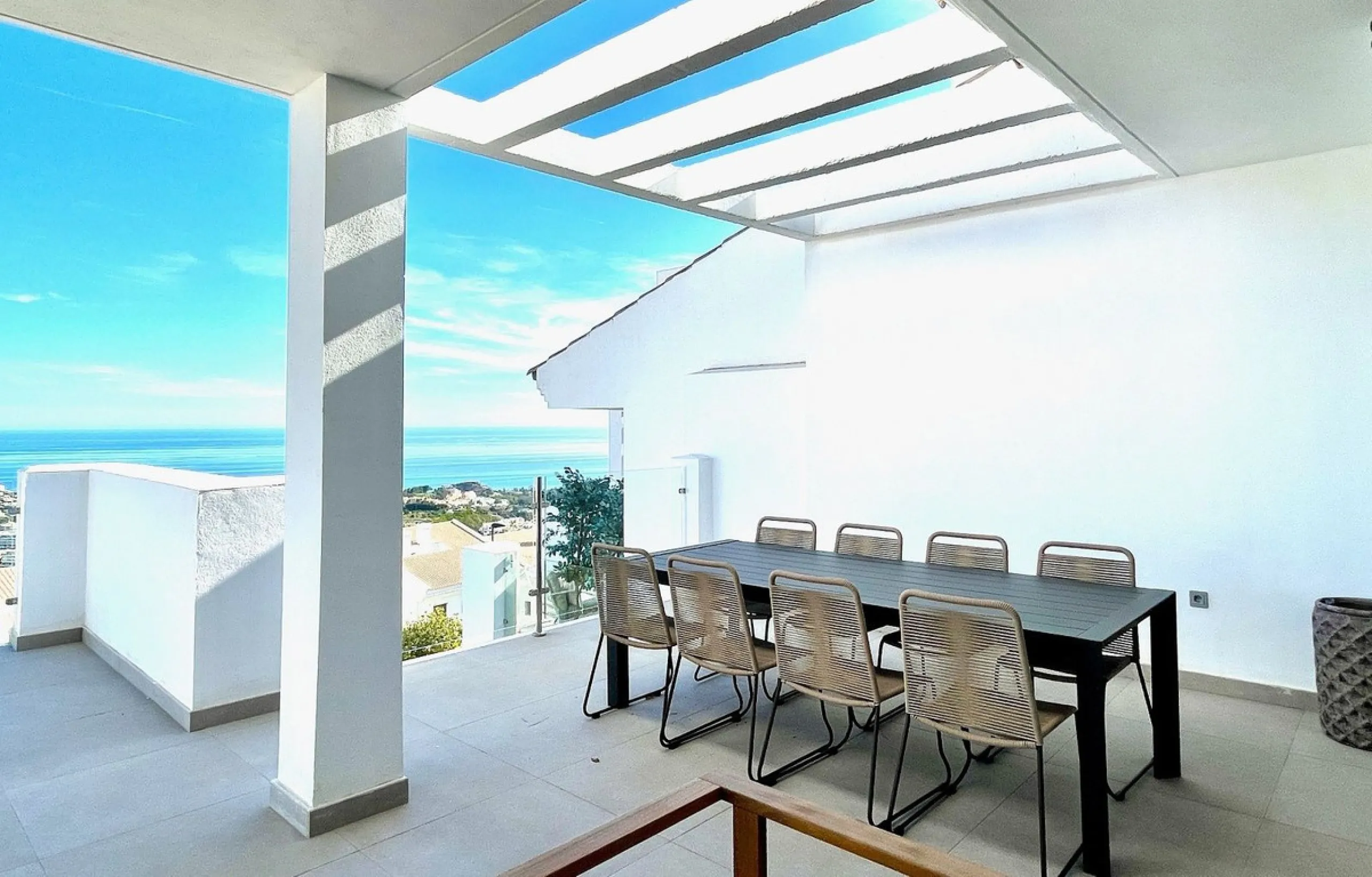 This modern duplex penthouse offers breathtaking sea views and an exceptional location in Benalmadena, just a short drive from the beach and the charming town center of Benalmadena Pueblo. The property features an open-plan living room with a fully equipp