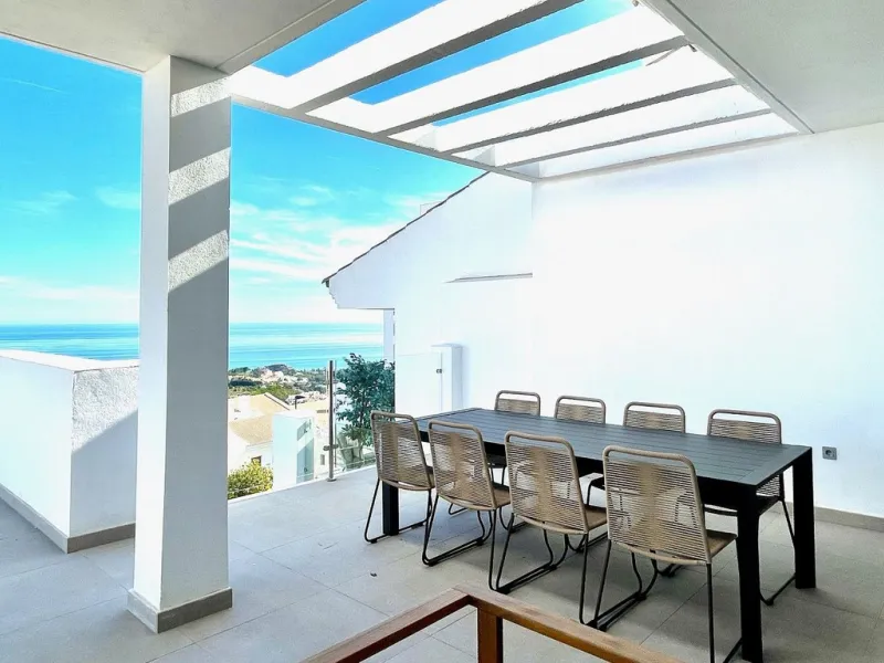 This modern duplex penthouse offers breathtaking sea views and an exceptional location in Benalmadena, just a short drive from the beach and the charming town center of Benalmadena Pueblo. The property features an open-plan living room with a fully equipp