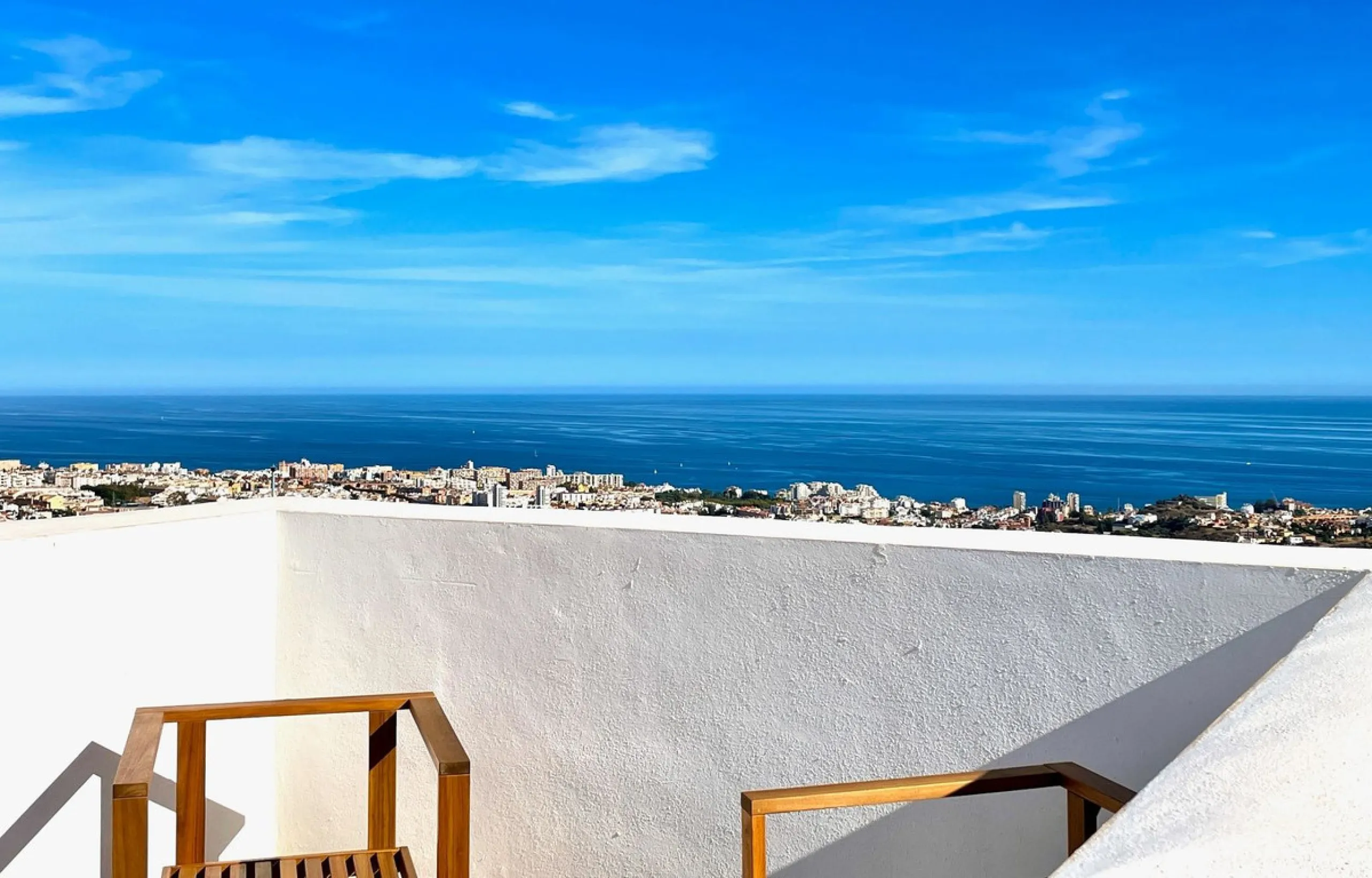 This modern duplex penthouse offers breathtaking sea views and an exceptional location in Benalmadena, just a short drive from the beach and the charming town center of Benalmadena Pueblo. The property features an open-plan living room with a fully equipp