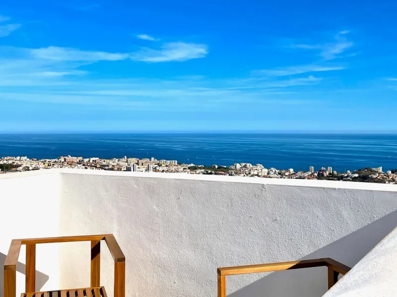 This modern duplex penthouse offers breathtaking sea views and an exceptional location in Benalmadena, just a short drive from the beach and the charming town center of Benalmadena Pueblo. The property features an open-plan living room with a fully equipp
