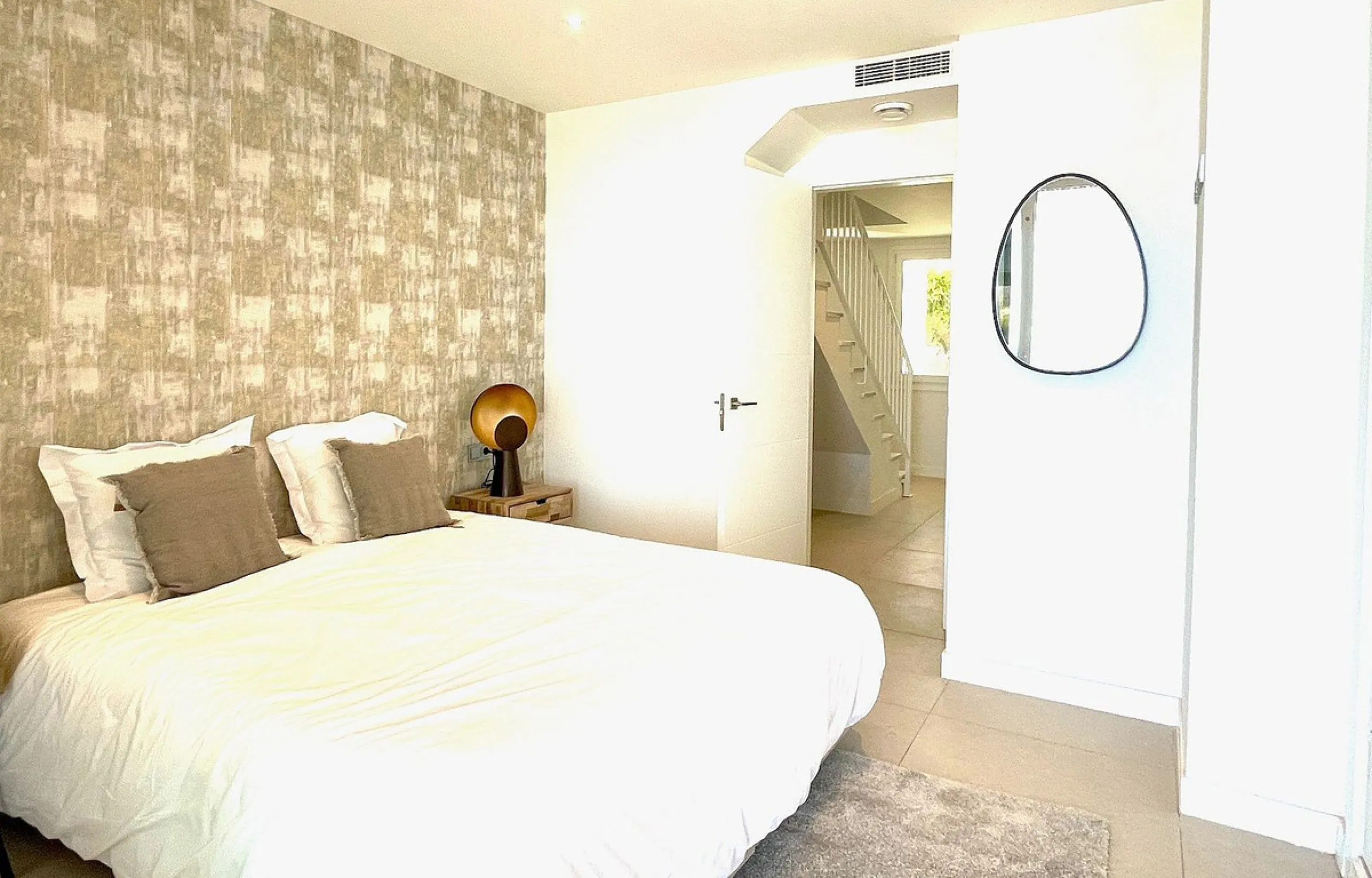 This modern duplex penthouse offers breathtaking sea views and an exceptional location in Benalmadena, just a short drive from the beach and the charming town center of Benalmadena Pueblo. The property features an open-plan living room with a fully equipp