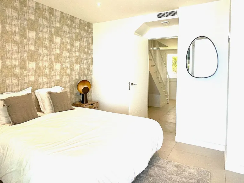 This modern duplex penthouse offers breathtaking sea views and an exceptional location in Benalmadena, just a short drive from the beach and the charming town center of Benalmadena Pueblo. The property features an open-plan living room with a fully equipp