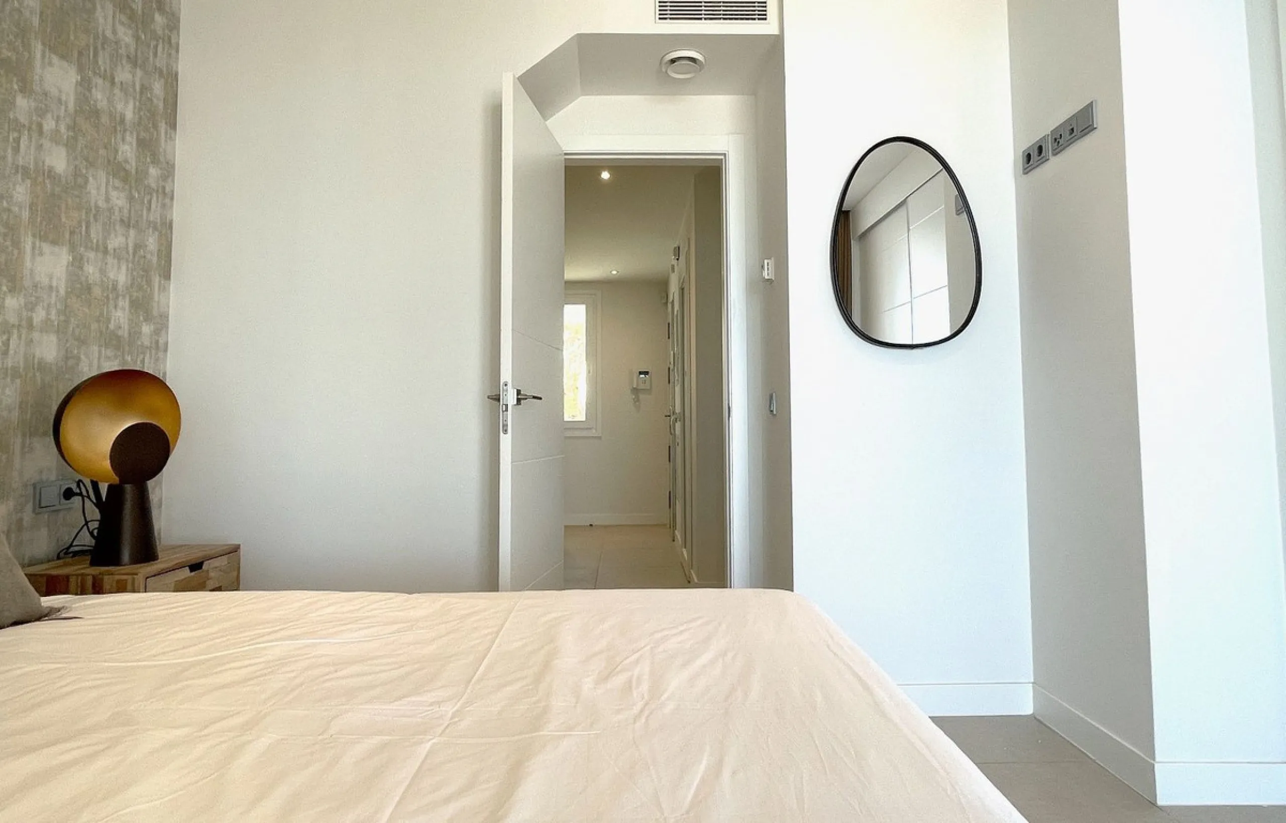 This modern duplex penthouse offers breathtaking sea views and an exceptional location in Benalmadena, just a short drive from the beach and the charming town center of Benalmadena Pueblo. The property features an open-plan living room with a fully equipp