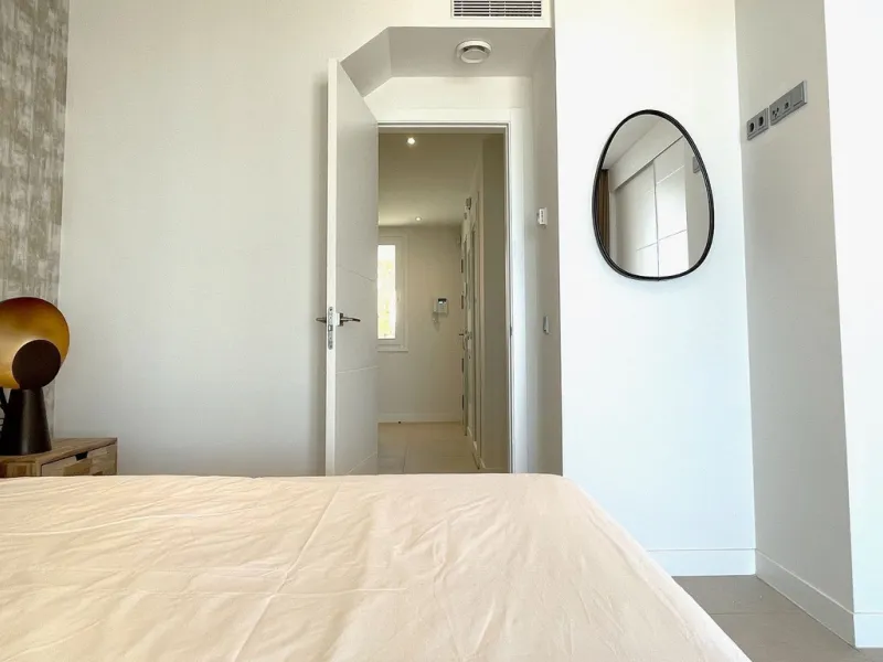 This modern duplex penthouse offers breathtaking sea views and an exceptional location in Benalmadena, just a short drive from the beach and the charming town center of Benalmadena Pueblo. The property features an open-plan living room with a fully equipp