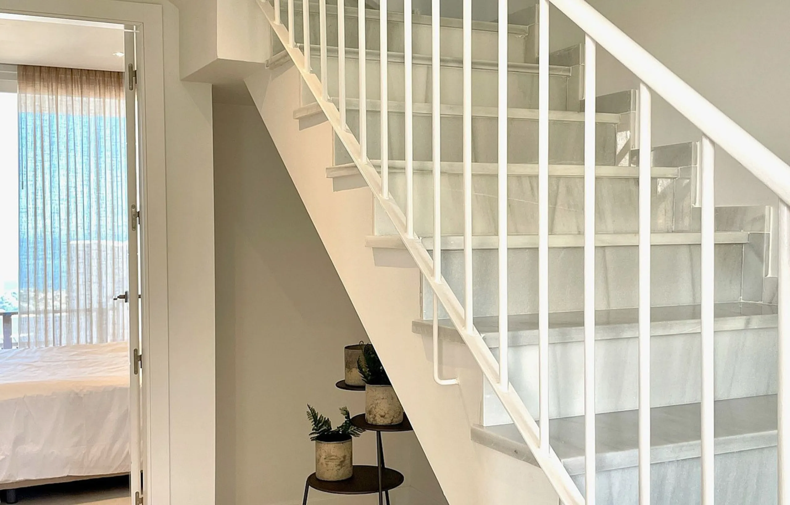 This modern duplex penthouse offers breathtaking sea views and an exceptional location in Benalmadena, just a short drive from the beach and the charming town center of Benalmadena Pueblo. The property features an open-plan living room with a fully equipp