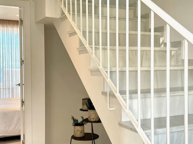 This modern duplex penthouse offers breathtaking sea views and an exceptional location in Benalmadena, just a short drive from the beach and the charming town center of Benalmadena Pueblo. The property features an open-plan living room with a fully equipp