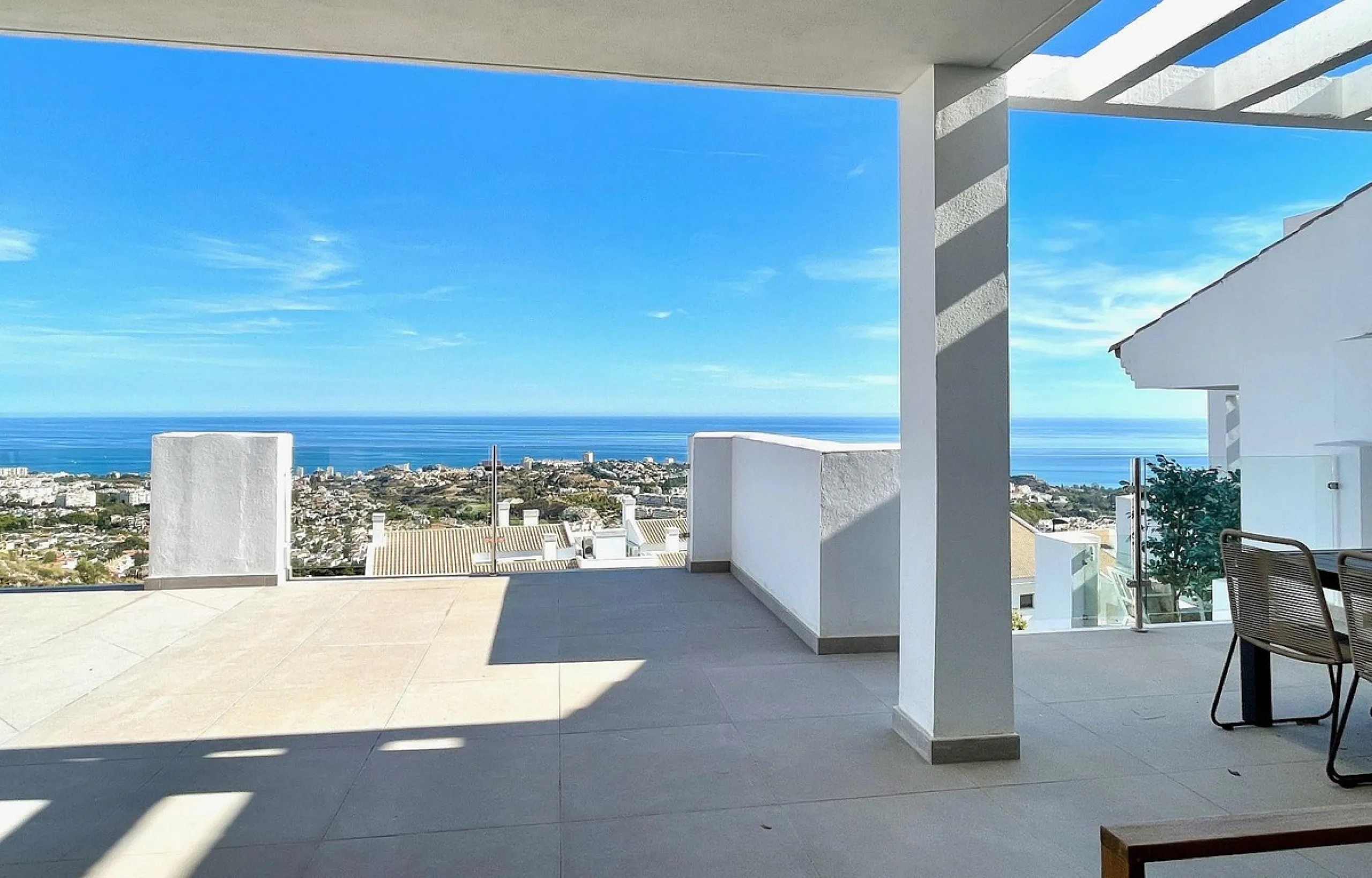 This modern duplex penthouse offers breathtaking sea views and an exceptional location in Benalmadena, just a short drive from the beach and the charming town center of Benalmadena Pueblo. The property features an open-plan living room with a fully equipp