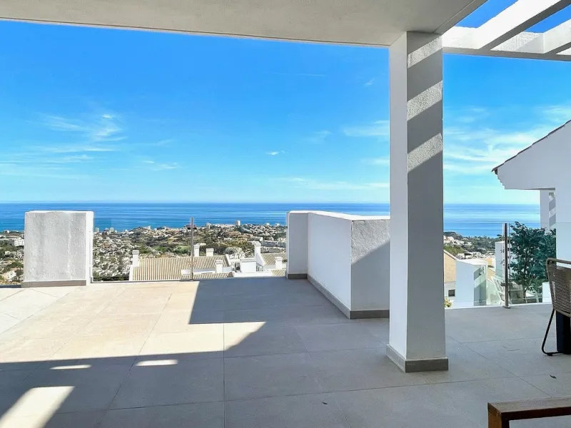 This modern duplex penthouse offers breathtaking sea views and an exceptional location in Benalmadena, just a short drive from the beach and the charming town center of Benalmadena Pueblo. The property features an open-plan living room with a fully equipp