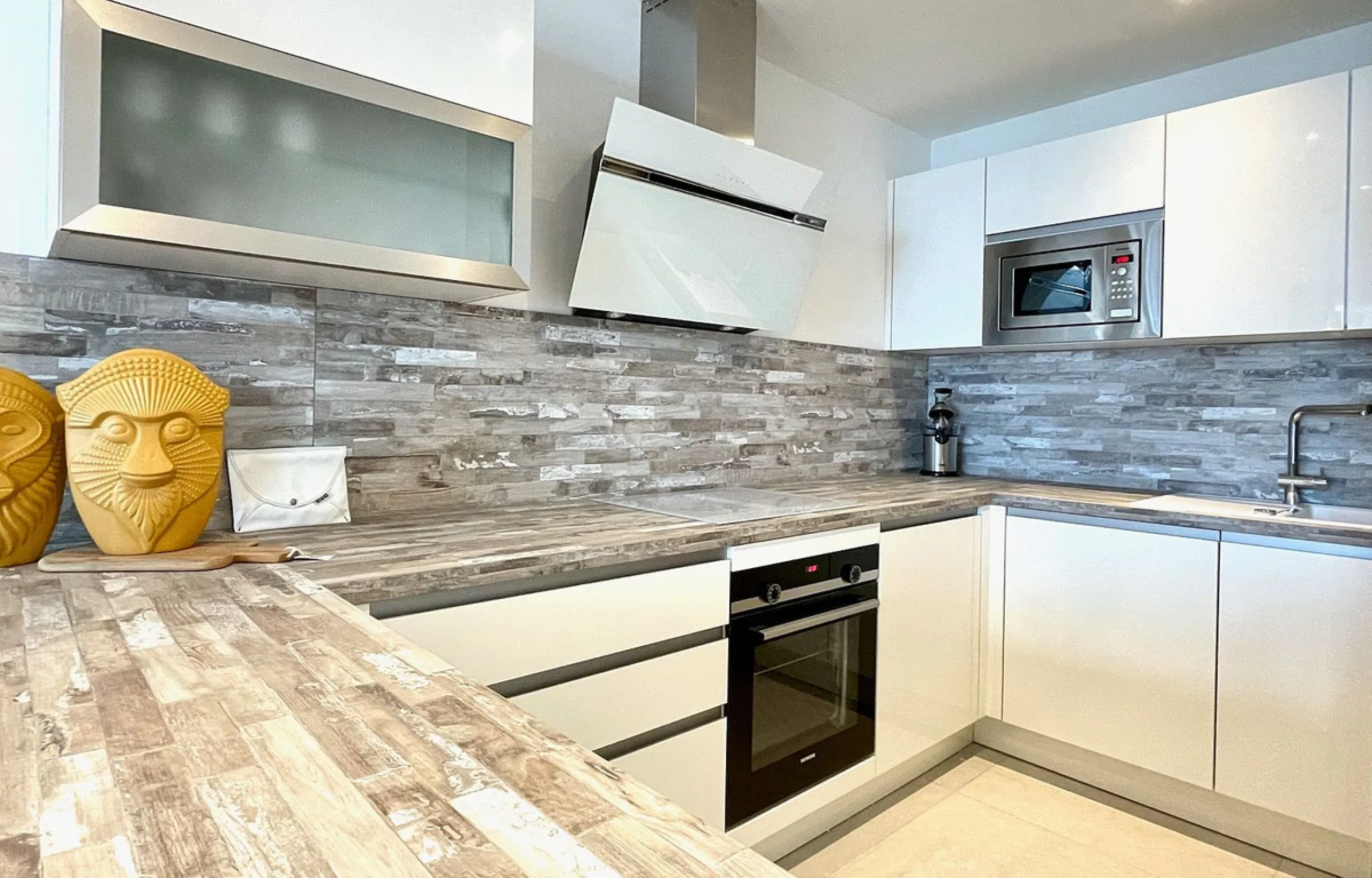 This modern duplex penthouse offers breathtaking sea views and an exceptional location in Benalmadena, just a short drive from the beach and the charming town center of Benalmadena Pueblo. The property features an open-plan living room with a fully equipp