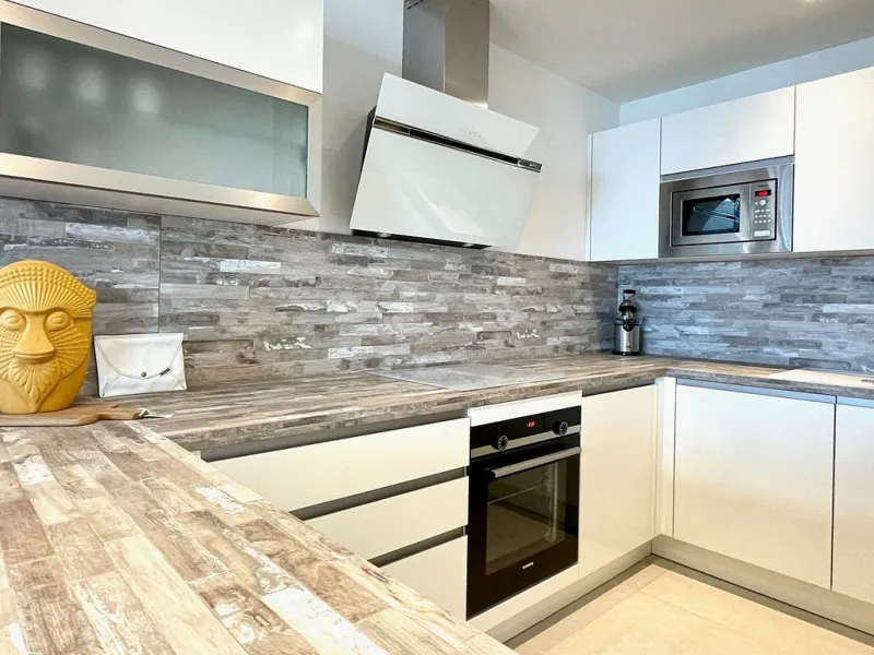 This modern duplex penthouse offers breathtaking sea views and an exceptional location in Benalmadena, just a short drive from the beach and the charming town center of Benalmadena Pueblo. The property features an open-plan living room with a fully equipp