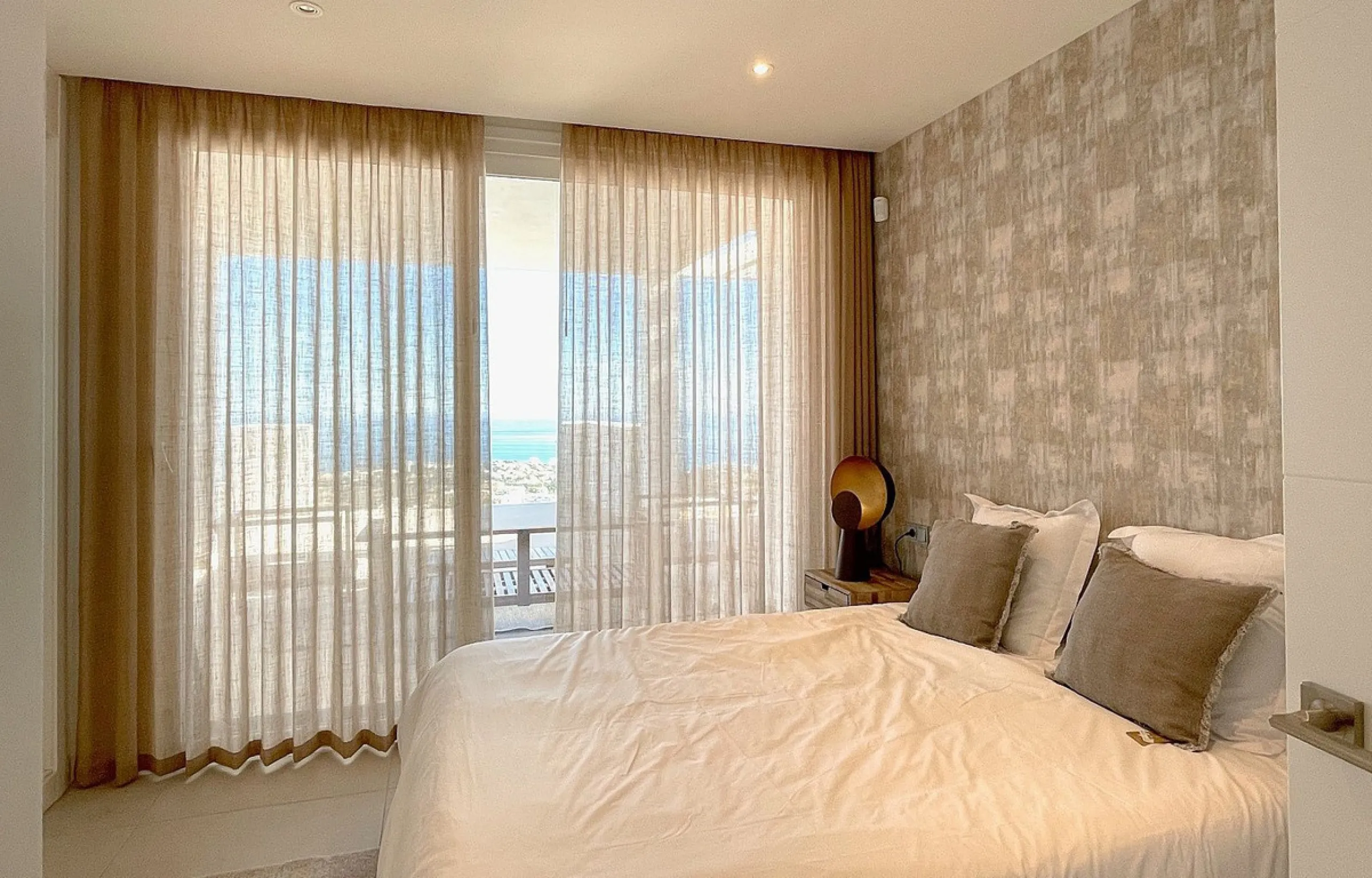 This modern duplex penthouse offers breathtaking sea views and an exceptional location in Benalmadena, just a short drive from the beach and the charming town center of Benalmadena Pueblo. The property features an open-plan living room with a fully equipp