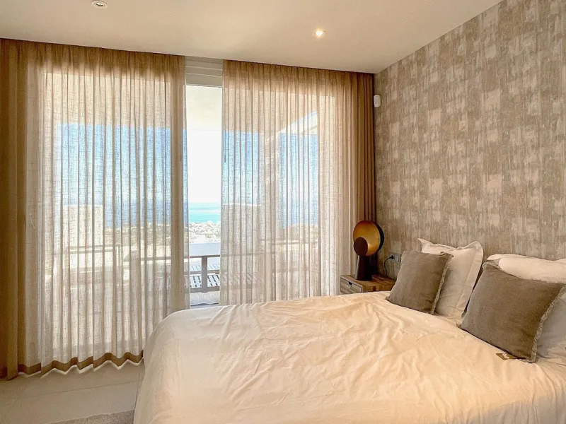 This modern duplex penthouse offers breathtaking sea views and an exceptional location in Benalmadena, just a short drive from the beach and the charming town center of Benalmadena Pueblo. The property features an open-plan living room with a fully equipp
