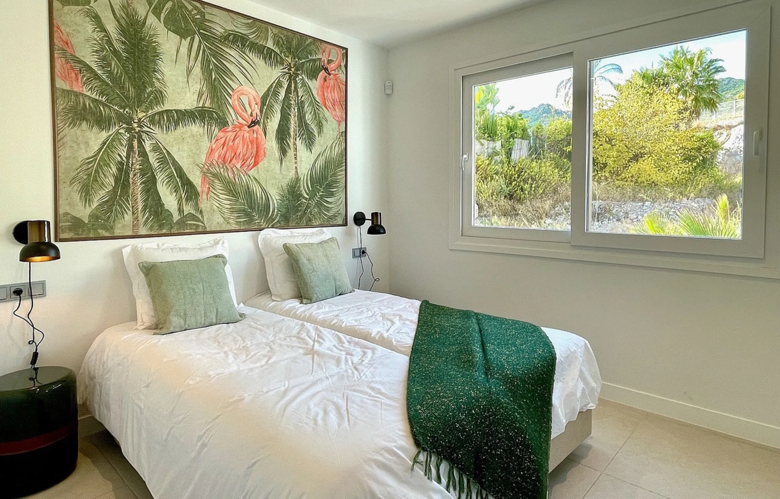 This modern duplex penthouse offers breathtaking sea views and an exceptional location in Benalmadena, just a short drive from the beach and the charming town center of Benalmadena Pueblo. The property features an open-plan living room with a fully equipp