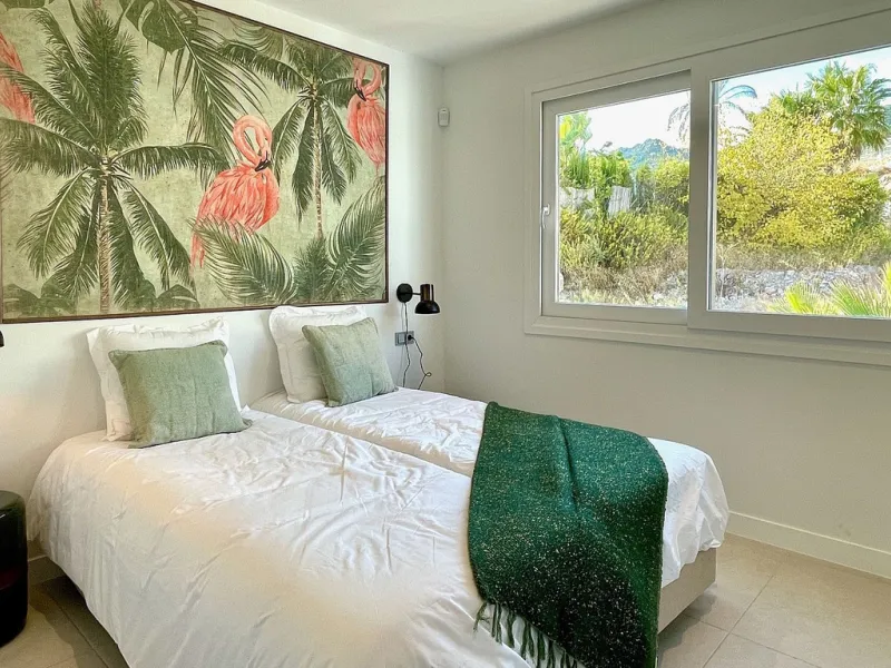 This modern duplex penthouse offers breathtaking sea views and an exceptional location in Benalmadena, just a short drive from the beach and the charming town center of Benalmadena Pueblo. The property features an open-plan living room with a fully equipp