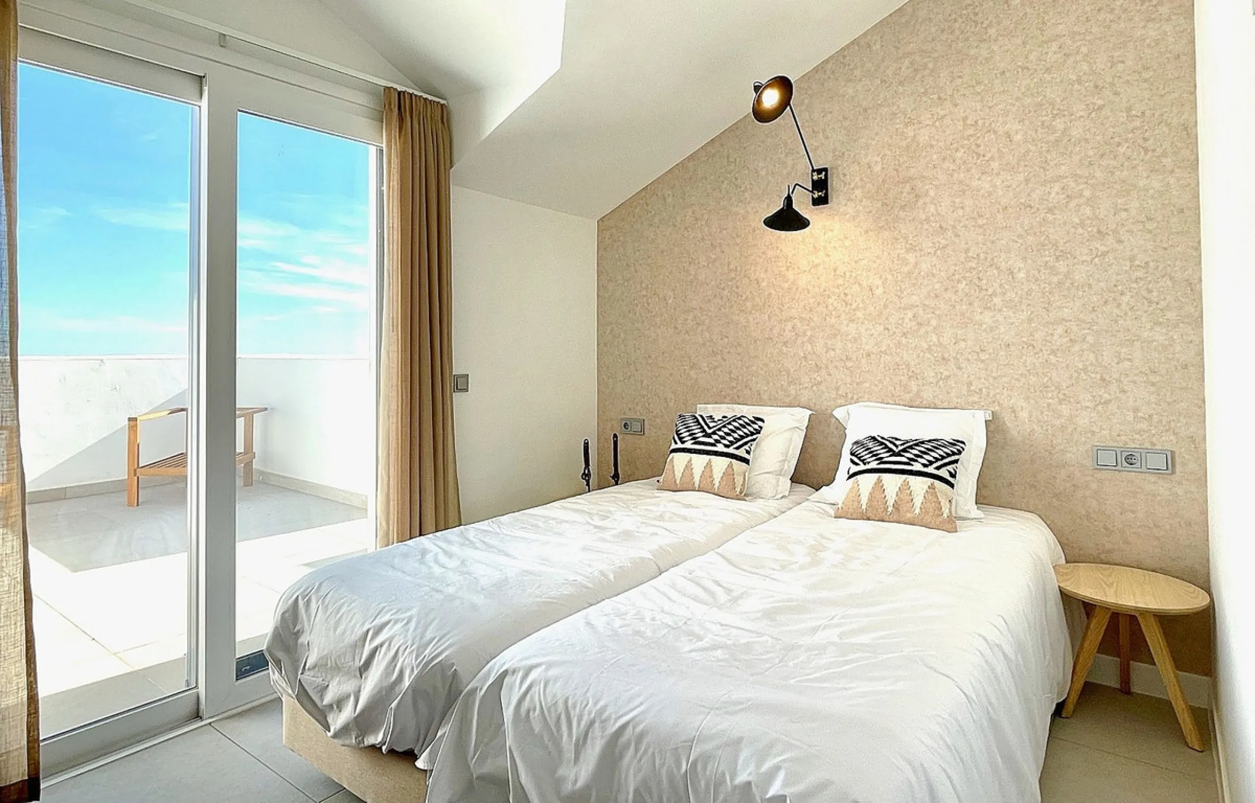 This modern duplex penthouse offers breathtaking sea views and an exceptional location in Benalmadena, just a short drive from the beach and the charming town center of Benalmadena Pueblo. The property features an open-plan living room with a fully equipp