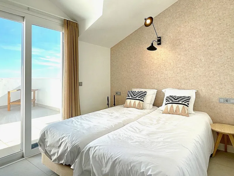 This modern duplex penthouse offers breathtaking sea views and an exceptional location in Benalmadena, just a short drive from the beach and the charming town center of Benalmadena Pueblo. The property features an open-plan living room with a fully equipp