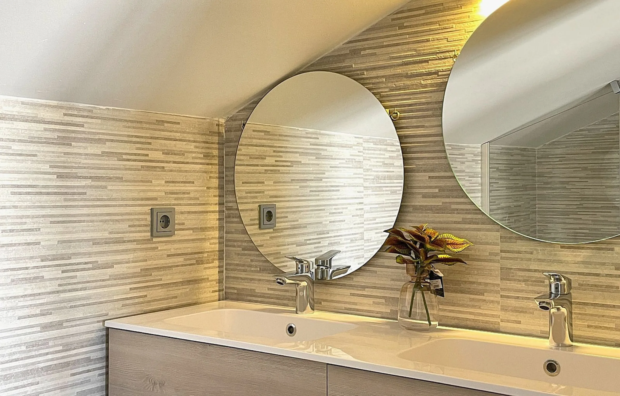 This modern duplex penthouse offers breathtaking sea views and an exceptional location in Benalmadena, just a short drive from the beach and the charming town center of Benalmadena Pueblo. The property features an open-plan living room with a fully equipp