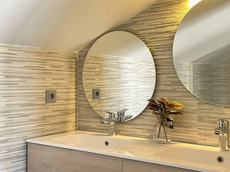 This modern duplex penthouse offers breathtaking sea views and an exceptional location in Benalmadena, just a short drive from the beach and the charming town center of Benalmadena Pueblo. The property features an open-plan living room with a fully equipp