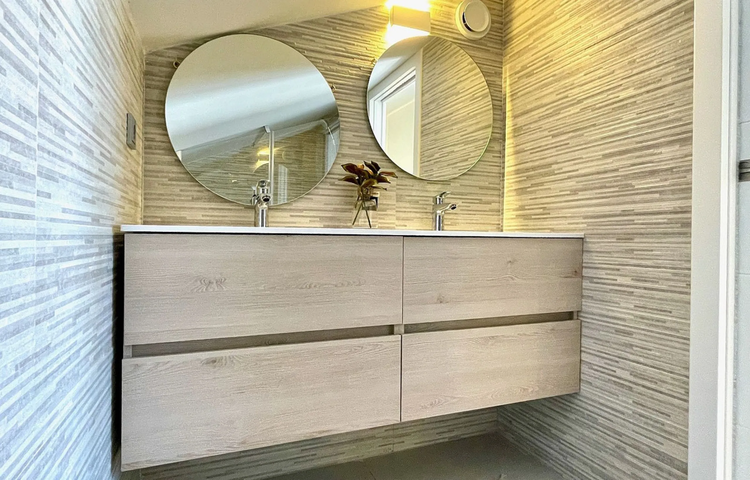 This modern duplex penthouse offers breathtaking sea views and an exceptional location in Benalmadena, just a short drive from the beach and the charming town center of Benalmadena Pueblo. The property features an open-plan living room with a fully equipp