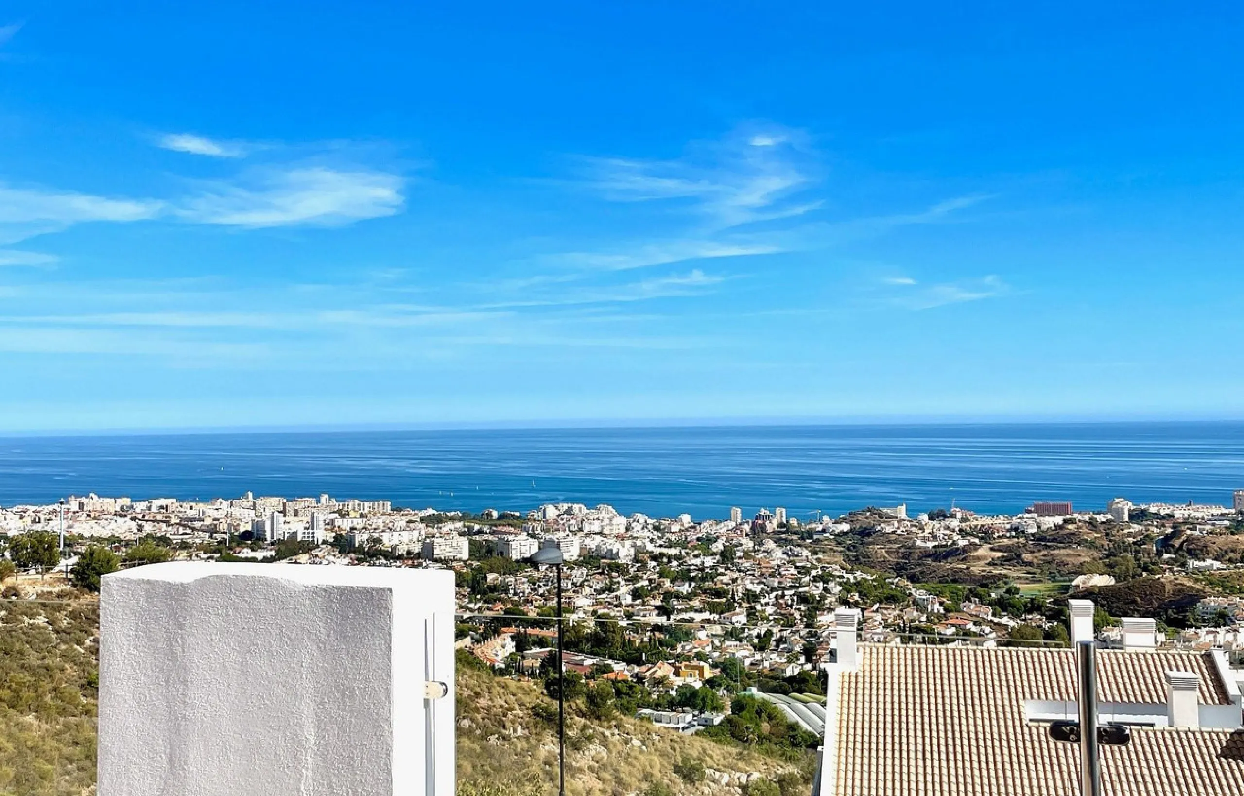 This modern duplex penthouse offers breathtaking sea views and an exceptional location in Benalmadena, just a short drive from the beach and the charming town center of Benalmadena Pueblo. The property features an open-plan living room with a fully equipp