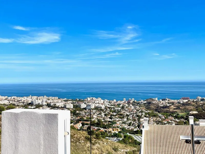 This modern duplex penthouse offers breathtaking sea views and an exceptional location in Benalmadena, just a short drive from the beach and the charming town center of Benalmadena Pueblo. The property features an open-plan living room with a fully equipp