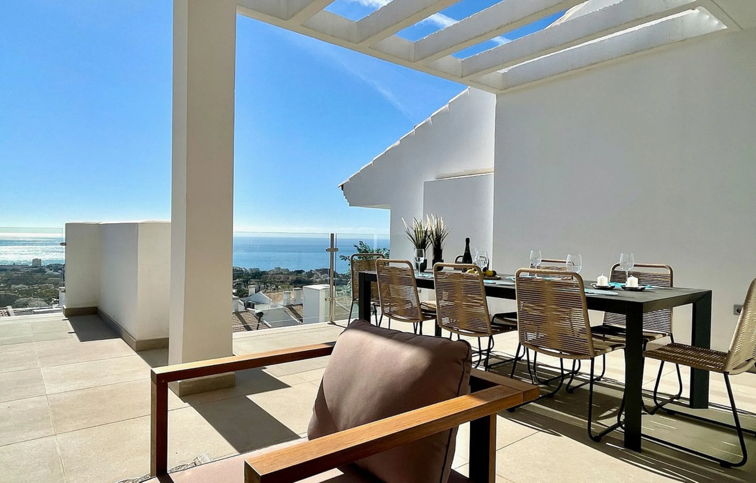 This modern duplex penthouse offers breathtaking sea views and an exceptional location in Benalmadena, just a short drive from the beach and the charming town center of Benalmadena Pueblo. The property features an open-plan living room with a fully equipp