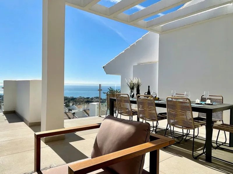 This modern duplex penthouse offers breathtaking sea views and an exceptional location in Benalmadena, just a short drive from the beach and the charming town center of Benalmadena Pueblo. The property features an open-plan living room with a fully equipp
