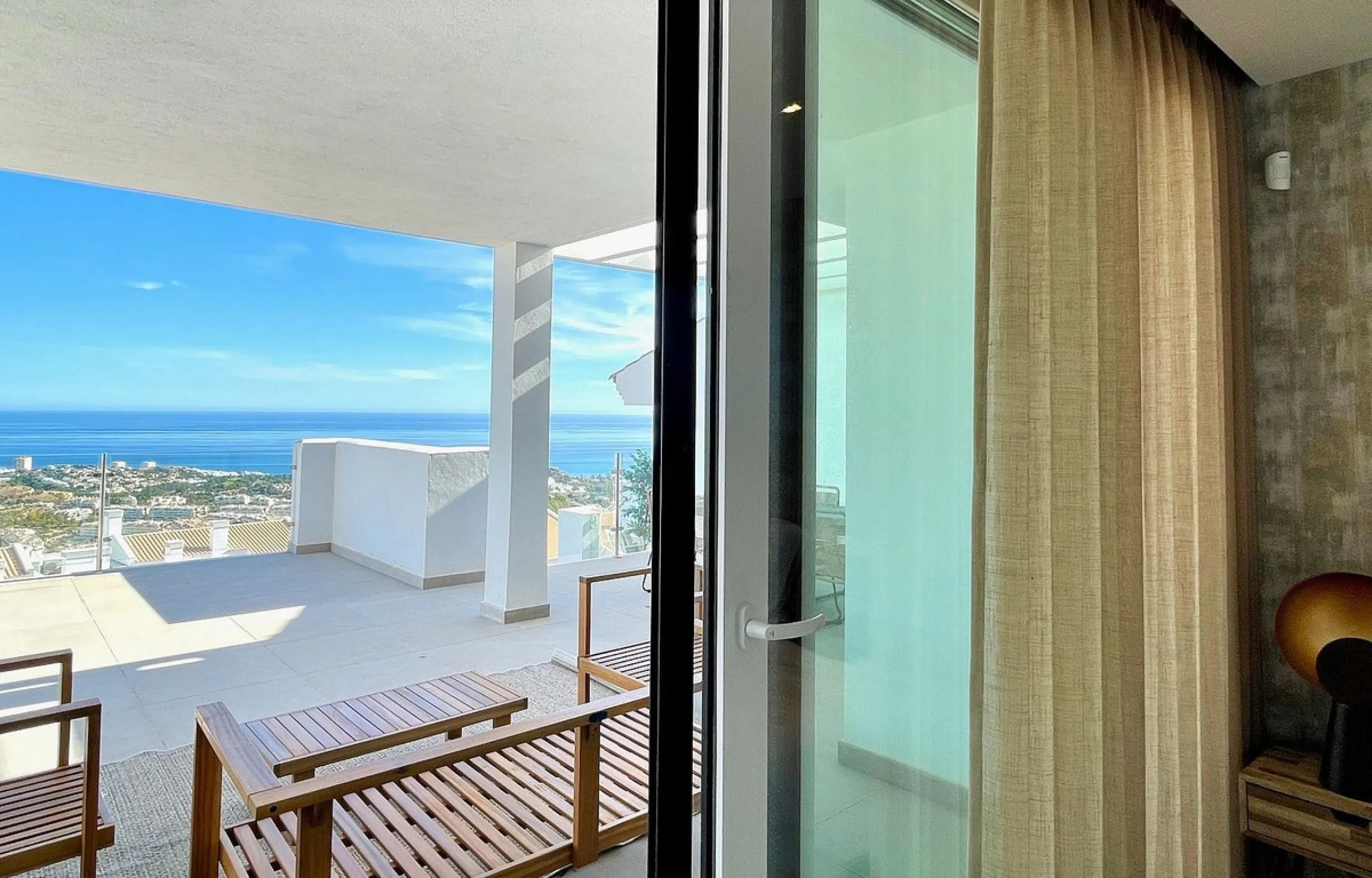 This modern duplex penthouse offers breathtaking sea views and an exceptional location in Benalmadena, just a short drive from the beach and the charming town center of Benalmadena Pueblo. The property features an open-plan living room with a fully equipp