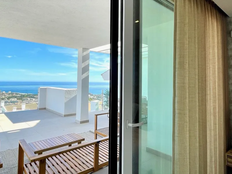 This modern duplex penthouse offers breathtaking sea views and an exceptional location in Benalmadena, just a short drive from the beach and the charming town center of Benalmadena Pueblo. The property features an open-plan living room with a fully equipp