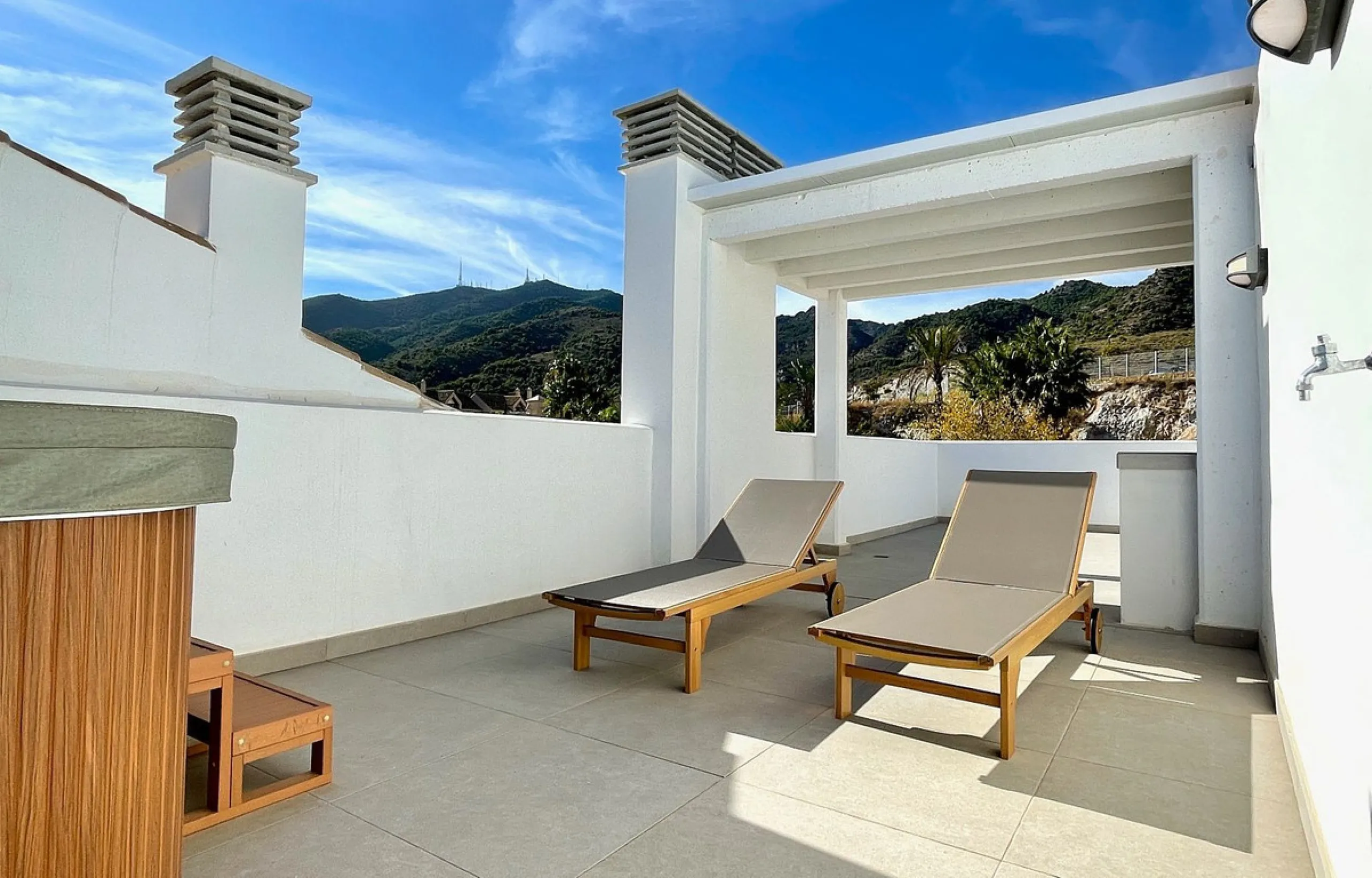 This modern duplex penthouse offers breathtaking sea views and an exceptional location in Benalmadena, just a short drive from the beach and the charming town center of Benalmadena Pueblo. The property features an open-plan living room with a fully equipp