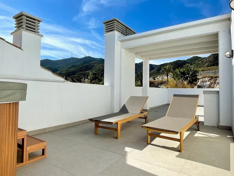 This modern duplex penthouse offers breathtaking sea views and an exceptional location in Benalmadena, just a short drive from the beach and the charming town center of Benalmadena Pueblo. The property features an open-plan living room with a fully equipp