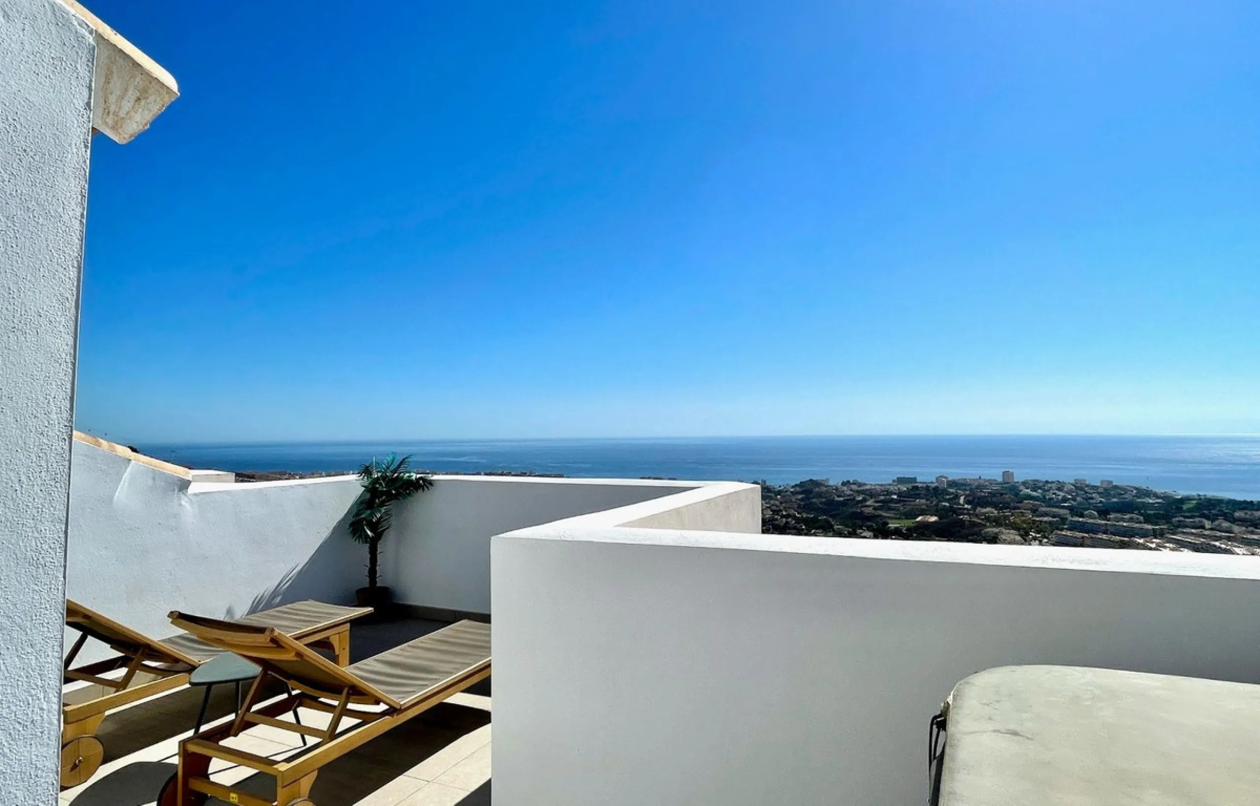 This modern duplex penthouse offers breathtaking sea views and an exceptional location in Benalmadena, just a short drive from the beach and the charming town center of Benalmadena Pueblo. The property features an open-plan living room with a fully equipp